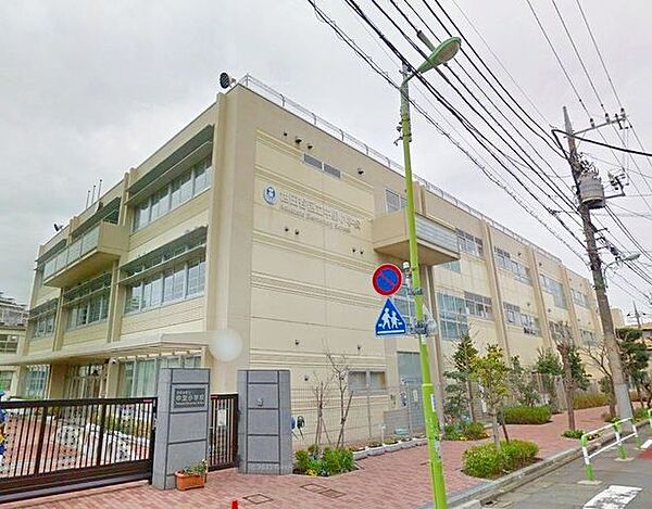世田谷区立中里小学校 徒歩8分。 580m