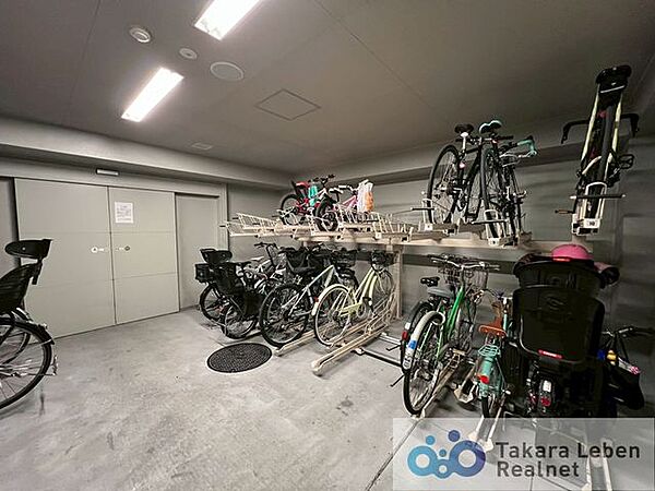 悪天候時も安心の屋内駐輪場