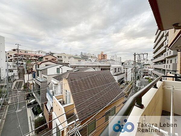 低層住宅が並んでおり、見晴らしの良い景色が望めます。