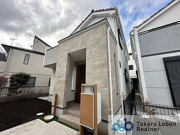 柔らかな印象で、周囲の街並みと調和する、シンプルで優しいデザインの外観です。