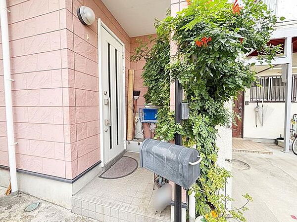 落ち着いた雰囲気の玄関。毎日の外出や帰宅の際にも気持ちを落ち着かせてくれる空間になりそうですね。