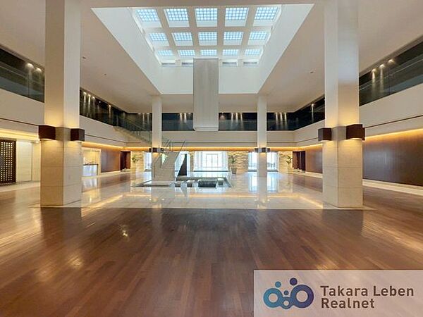 マンションエントランスです。落ち着いた温かみのある色調で、住む人をやさしく迎えてくれます。広々とした高級感溢れるエントランスが、ワンランク上の生活をお約束致します。