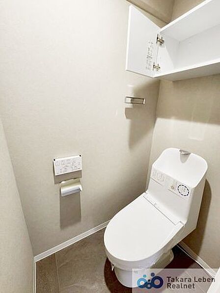 ウォシュレット機能付きで日々のトイレ使用が一段と快適に!衛生的なトイレ環境を実現することが可能です。
