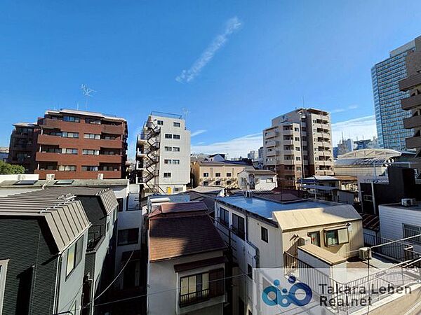 遮る建物なく見晴らしの良い眺望です。室内にも爽やかな風と心地の良い日差しが差し込みます。