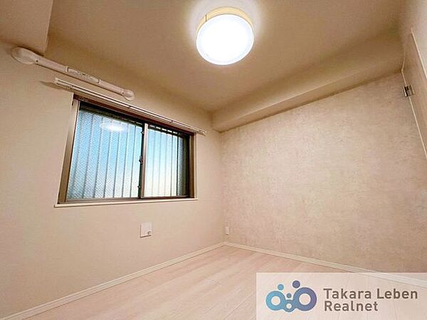 洋室約5.6帖。お子さまのお部屋や、集中して作業をする際のお部屋など、様々な用途での使用が期待できます。