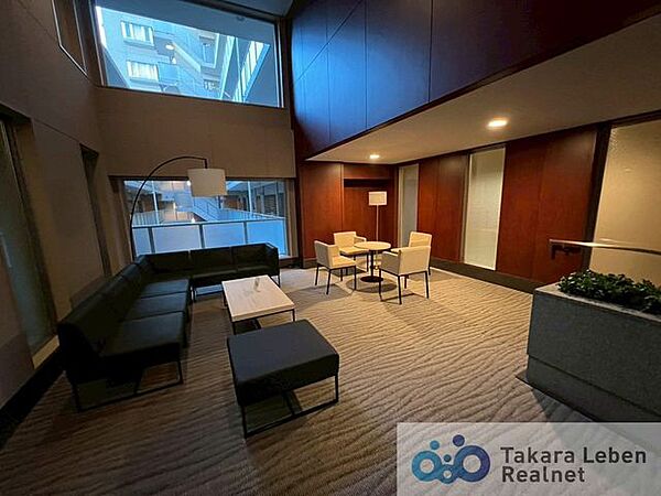 落ち着いた雰囲気に包まれたロビーは、住まい全体の品の良さを感じさせる空間。来訪者にも安心感を与えます。