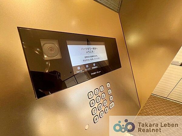 セキュリティラインとしてオートロックシステム設置。住戸内からはTVモニター付きインターホンで来訪者を確認できるので安心です。