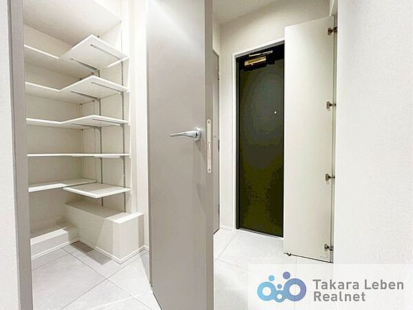 清潔感のある空間を保てるよう、収納スペースを広く設けました。