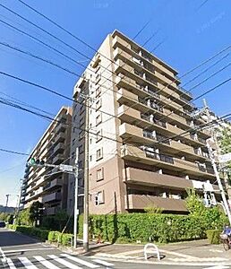 外観:柔らかなカラーの落ち着いた外観デザイン。植栽も配しており、住まう人や訪れる方を優しくお出迎えします。 外観:柔らかなカラーの落ち着いた外観デザイン。植栽も配しており、住まう人や訪れる方を優しくお出迎えします。