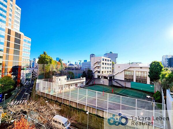 バルコニーからの眺望。室内にも爽やかな風と心地の良い日差しが差し込みます。