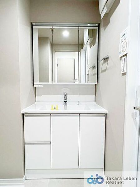 気持ちの良い朝はキレイな洗面所から。鏡裏の収納でモノが出がちな洗面所もスッキリ片付きます。
