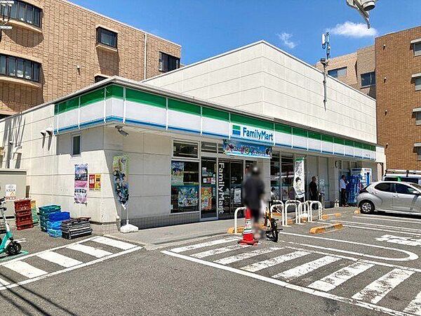 ファミリーマート世田谷二丁目店 徒歩3分。 180m