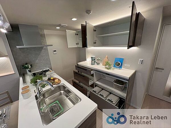 収納豊富なカップボード。電化製品を置けるカウンターがあり、キッチンを広くご使用いただけます。