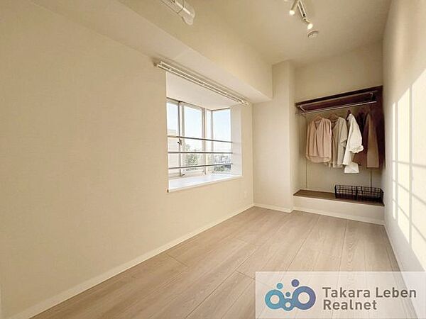 夕日が望める西向きの出窓。ちょっとした物置や飾り棚としてもご使用いただけます。