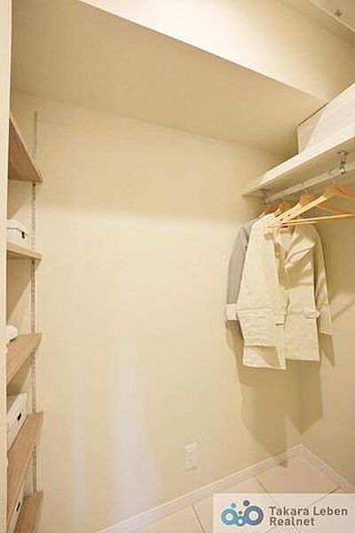 大容量収納可能なマルチウォークインクローゼットは服や普段使わない物等をたくさん収納できます。