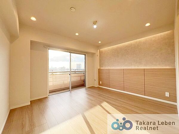 洋室約8.2帖。やわらかな採光が心地よい寝室。朝は自然光で気持ちよく目覚め、夜は落ち着いた時間を過ごせます。