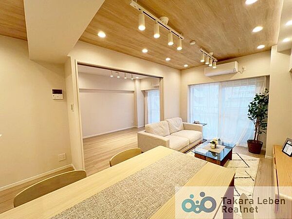 ゆったりとしたリビングです。明るさと風が入る窓配置が安らげる空間を演出します。