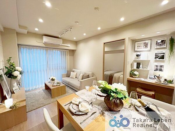 明るく開放的な空間が広がるLDK。室内には豊かな陽光が注ぎ込み、爽やかな住空間を演出。