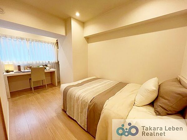 バルコニー側洋室：一日の疲れをいやしてくれる洋室。時を忘れて過ごす場所として過ごせるお部屋。