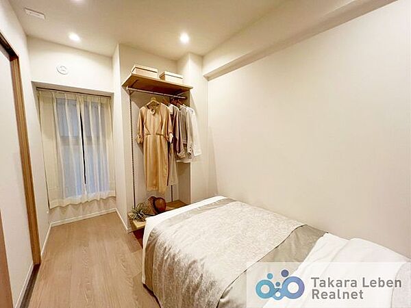 廊下側右洋室：木のぬくもりを感じられる、のびのびとした明るい洋室。