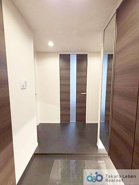 清潔感のある空間を保てるよう、収納スペースを広く設けました。