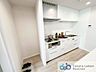 キッチン：白の清潔感あるシステムキッチン。壁付け型のキッチンですが、使い勝手が良く、明るく開放的。