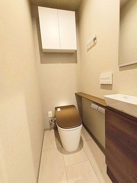 空間を広く見せる手洗い場付きタンクレストイレ。ペーパーホルダーには2ロール設置可能です。