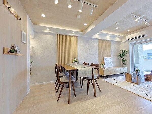 柔らかな色合いのフローリングと清潔感の溢れるクロスが明るい空間を創り出しているリビングダイニング。