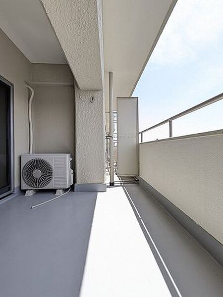 陽光が燦々と入り込む明るいバルコニーで、日々の暮らしをより鮮やかに彩ります。