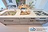 キッチン：人気の対面設計で、リビングにいる方との会話が飛び交う明るい空間となりそう。