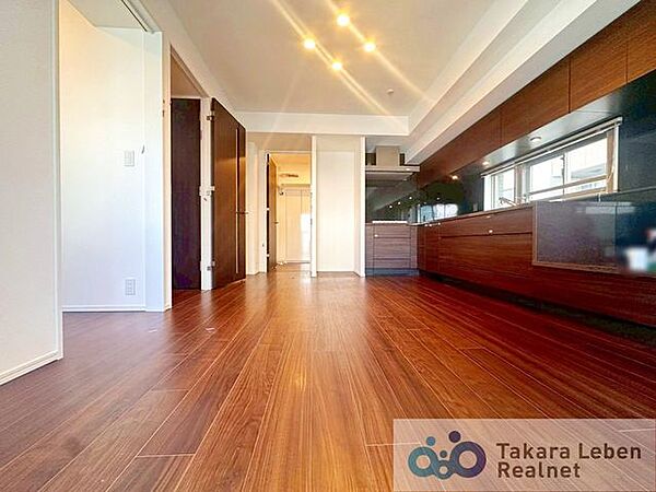 シンプルで使いやすいリビングは、暮らしの中心にぴったり。生活動線も良好で、日々の家事やくつろぎ時間をサポートします。