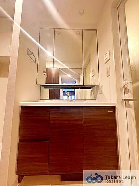 気持ちの良い朝はキレイな洗面所から。鏡裏の収納でモノが出がちな洗面所もスッキリ片付きます。