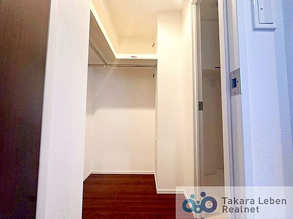 洋室4.0帖。季節ごとの衣類もすっきり収納できます。洗面脱衣室からも出入りできるため、家事動線も良好です。