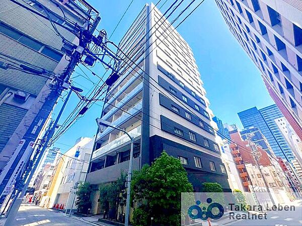 周囲の景観と美しく溶け合いながら、凛とした表情を見せる外観デザイン。落ち着きと品格を兼ね備え、日常を心地よく迎え入れてくれる住まいです。