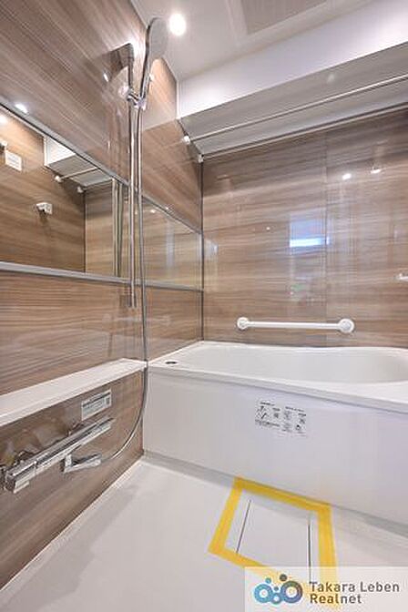 一日の疲れをやさしく包み込む、落ち着いた雰囲気のバスルーム空間です。