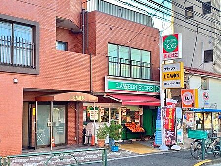 ローソンストア100北新宿店 徒歩0分。 1m