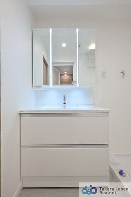 気持ちの良い朝はキレイな洗面所から。鏡裏の収納でモノが出がちな洗面所もスッキリ片付きます。