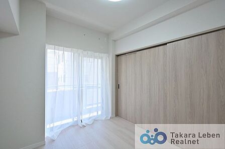 洋室約6.0帖：独立したお部屋としてだけでなく、リビング空間の延長として利用しても良いですね。