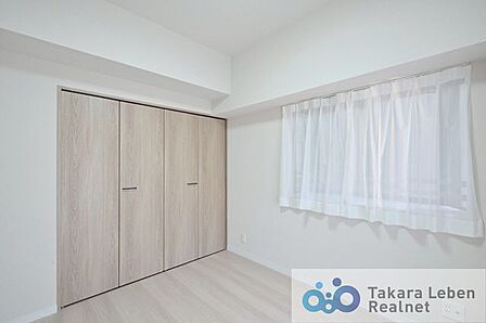 洋室約6.0帖：クローゼットをご用意。タンスなどを置かなくてもいいので、お部屋が広く使えます。