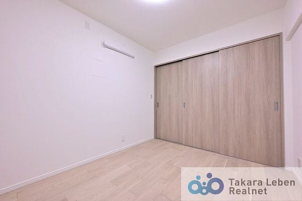 洋室約5.3帖：独立したお部屋としてだけでなく、リビング空間の延長として利用しても良いですね。