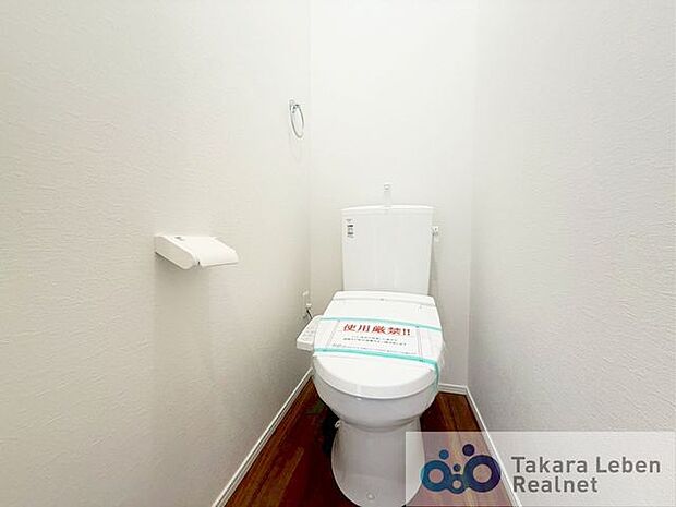 2階トイレ：トイレはシャープでシンプルなデザイン。毎日使う場所だからこそ、使い勝手を考慮しました。