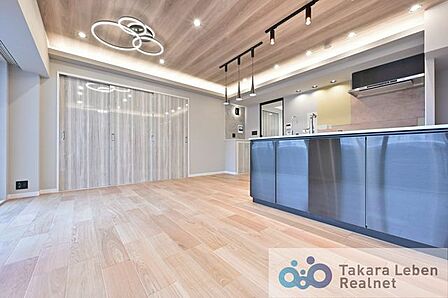 バルコニーに面した開放感ある約16.0帖LDK。間接照明が優しく照らす居心地良いリビングです。