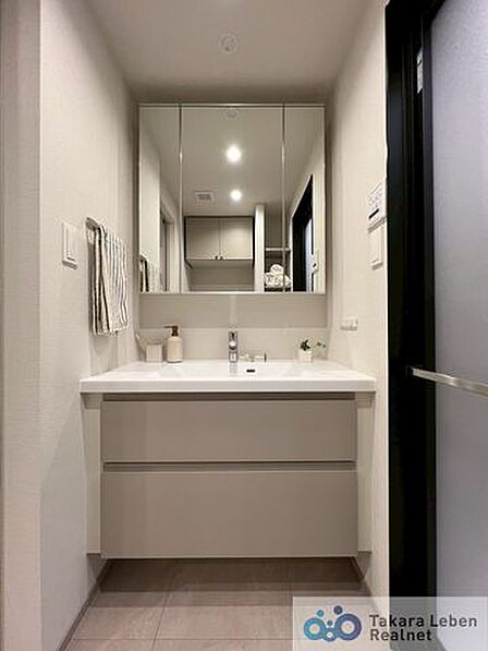 鏡裏にも収納可能な三面鏡洗面化粧台