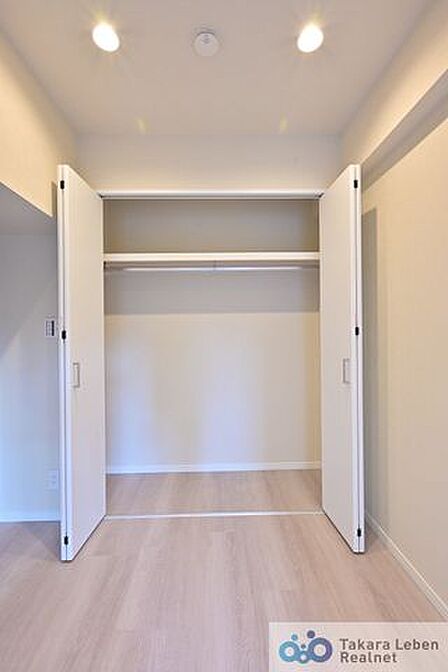 洋室約4.0帖:収納力のあるクローゼットで、お部屋がスッキリ広く使用できます。