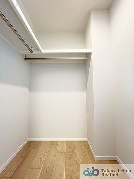 洋室約5.7帖:収納力のあるウォークインクローゼットで、お部屋がスッキリ広く使用できます。