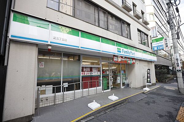 ファミリーマート芝五丁目店 徒歩3分。 240m