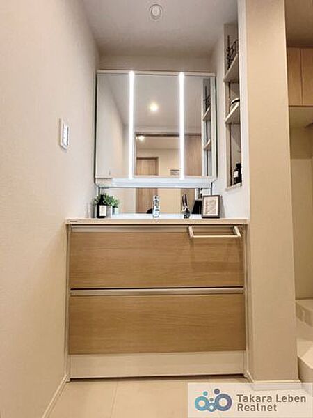 鏡裏にも収納可能な三面鏡洗面化粧台