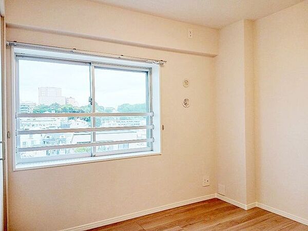 洋室約4.7帖：居心地のいい暮らしには欠かせない眩い採光。やすらぎの時間を演出します。