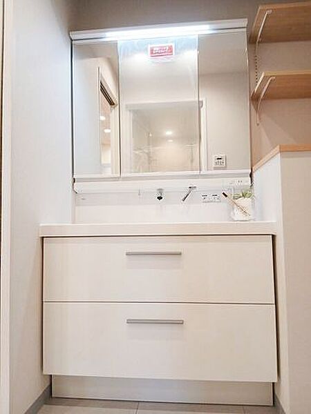 気持ちの良い朝はキレイな洗面所から。鏡裏の収納でモノが出がちな洗面所もスッキリ片付きます。