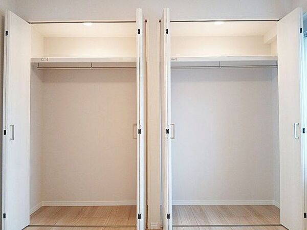洋室約4.7帖：収納力のあるクローゼットで、お部屋がスッキリ広く使用できます。